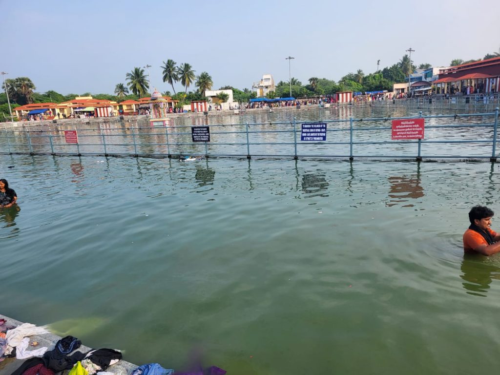 Pilgrims performing ritual bath at Nala Theertham Thirunallar