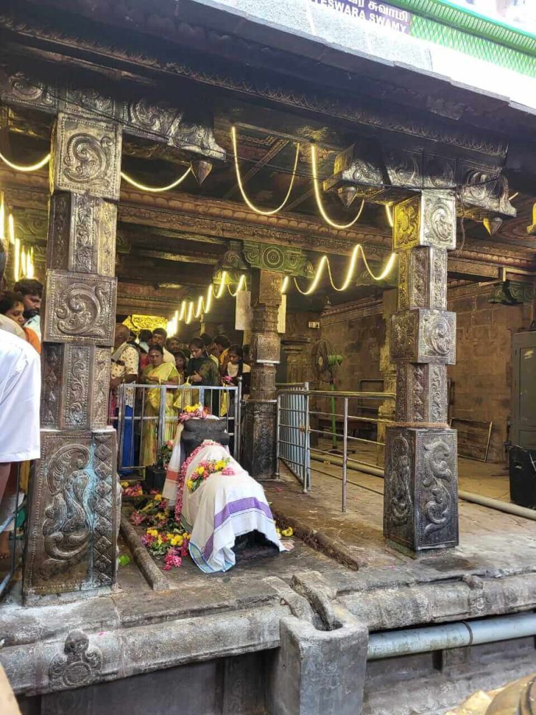 Nandi Mandapam and devotees at Dharbaranyeswarar sanctum Thirunallar Temple