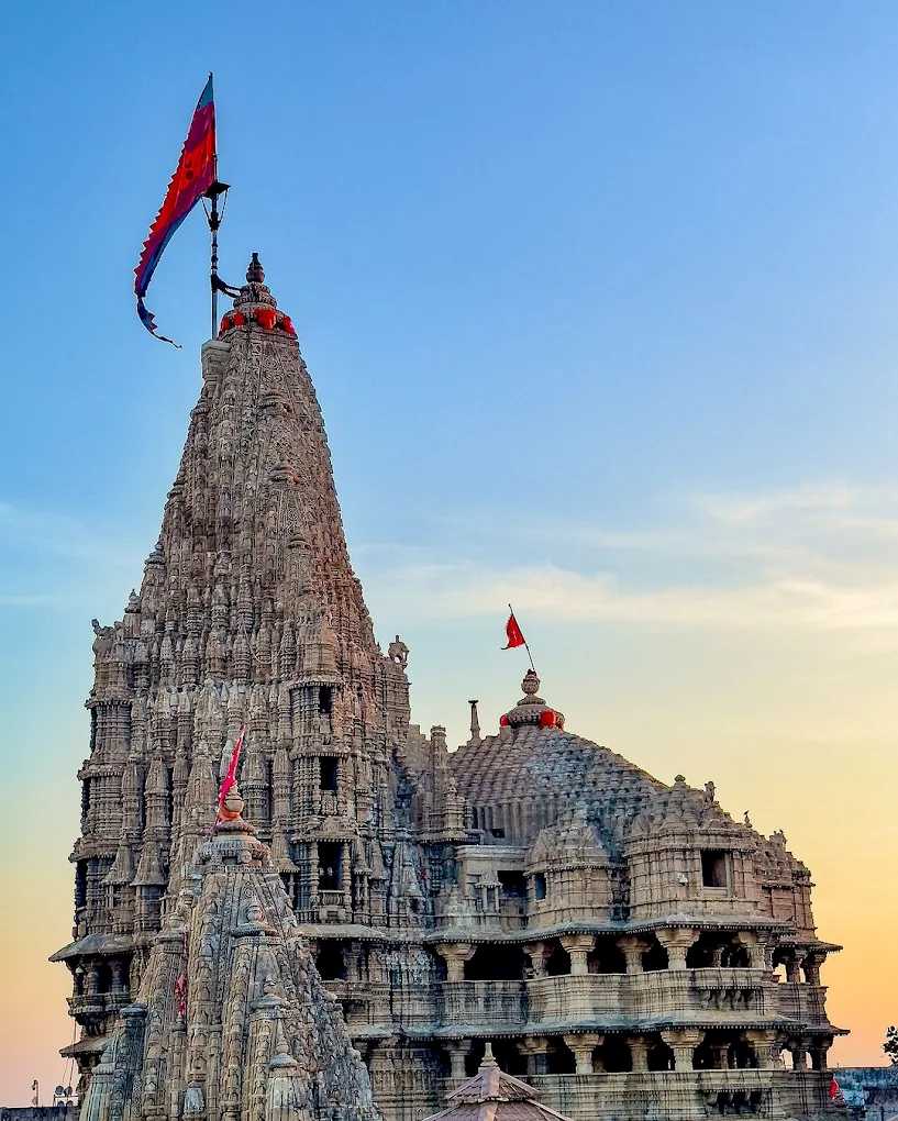 Dwarkadhish Temple: The Sacred Kingdom of Lord Krishna on India’s Western Coast