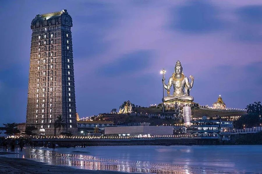 Murudeshwar Temple with giant Shiva statue and Arabian Sea backdrop